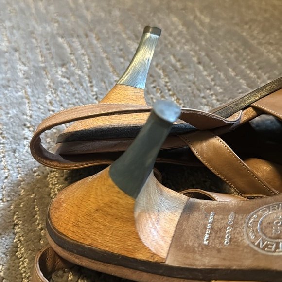 Gorgeous Dries Van Noten pointy toe sling backs. Fabulous go with anything tan. - Picture 5 of 7